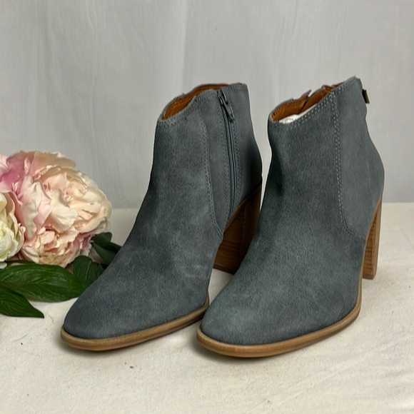 NWOB Lucky Brand Pellyon Womens Gray Suede Leather Stacked Heel Ankle Boot 8.5 - Picture 1 of 7